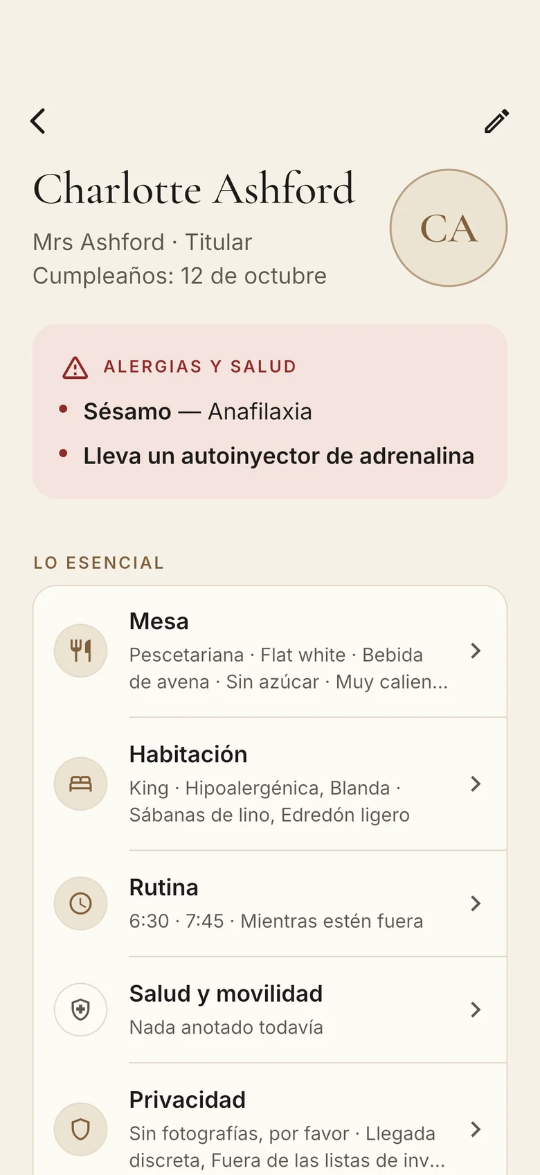 El perfil de Charlotte Ashford: su alergia al sésamo y su autoinyector de adrenalina arriba, luego la mesa, la habitación y la rutina.