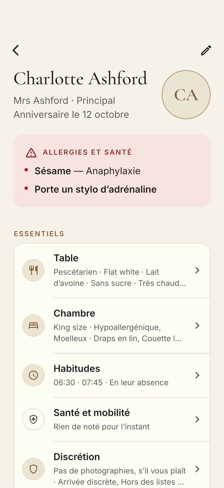 Le profil de Charlotte Ashford : son allergie au sésame et son stylo d’adrénaline en tête, puis la table, la chambre et les habitudes.